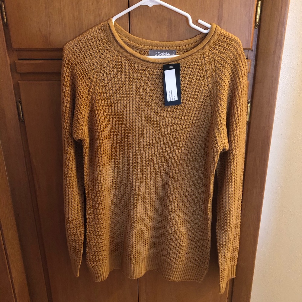 NWT women’s mustard sweater, size L.